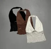 Top halter de encaje con escote profundo, confeccionado en tejido semitransparente con diseño texturizado.