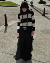 Esclava rígida de diseño artesanal con textura irregular y acabado metálico, ideal para uso diario.