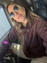 Campera de polar con estampado de cebra y forro de polar negro.