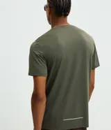 Remera deportiva de hombre con tecnología Dry, confeccionada en poliamida y elastano. Presenta un diseño de corte regular, cuello redondo, manga corta y estampa lettering pequeña en el pecho con la frase Seeking my highs.