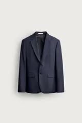 Blazer regular fit azul marino confeccionado en tejido con lana, con solapas de muesca, cierre frontal de dos botones y bolsillos con solapa en la cadera.