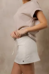 Pollera de algodón estilo sporty color blanco, con short interno incorporado, cintura elastizada con cordón regulable y calce simple.