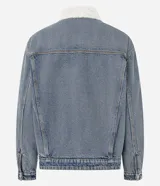Campera trucker de jean azul con cuello de corderito blanco, cierre frontal con botones metálicos, bolsillos frontales con solapa y puños abotonados.