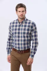 Camisa sport de manga larga con estampado de cuadros en tonos azul, beige y naranja. Presenta cuello clásico con botones y cierre frontal abotonado.