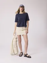 Remera de manga corta color azul marino, con cuello redondo y un bordado floral tono sobre tono en el centro del pecho.