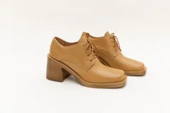 Zapato acordonado de cuero color marrón chocolate, con punta cuadrada y tacón ancho.