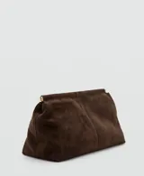 Bolso tipo sobre de cuero vacuno color marrón oscuro, con diseño minimalista y cierre superior.
