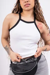 Top de rib con lycra, de corte ajustado y diseño sin mangas con cuello redondo y ribetes en contraste color negro.