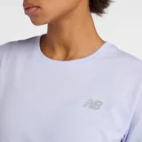 Remera deportiva New Balance de manga corta y cuello redondo, confeccionada en tejido técnico con tecnología NB DRY de secado rápido. Presenta un diseño liso en color lila con el logo de la marca estampado en el pecho.