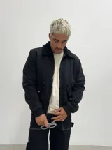 Campera de jean negra con forro interno y cuello de corderito.