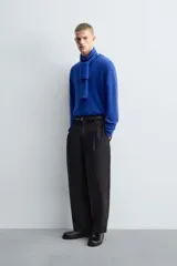 Jersey de punto regular fit con mezcla de lana y cashmere, color azul eléctrico, con cuello en pico y manga larga. Presenta acabados en rib en puños, cuello y bajo.