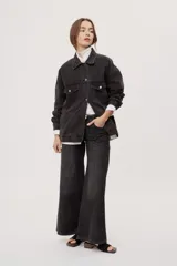 Jean wide leg de tiro medio, con pierna amplia de caída recta, diseño de cinco bolsillos, pasacintos y cierre frontal con botón y cremallera.