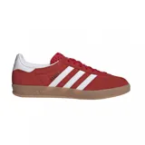 Championes adidas Gazelle Indoor de diseño clásico, confeccionados en gamuza color rojo con las icónicas tres tiras laterales en blanco. Presentan talón en contraste blanco, lengüeta con textura y suela de goma color caramelo.