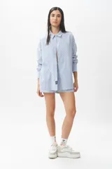 Short piyamero a rayas verticales color verde y blanco, con elástico en la cintura.