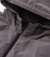 Campera deportiva con capucha, cierre frontal por cremallera y mangas largas con ajuste de velcro en los puños. Presenta estampa lettering pequeña en el pecho y bolsillos laterales. Confeccionada en tejido técnico de poliéster con forro de poliamida.