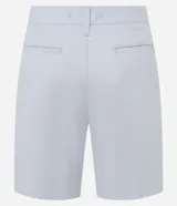 Bermuda básica masculina de sarga color gris, con trabillas en la cintura, cierre tradicional de botón y cremallera, y bolsillos funcionales.