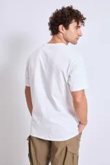 Remera manga corta color lila con logo bordado en el pecho.