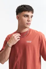 Remera negra de manga corta con corte oversize y cuello redondo. Estampa frontal con la frase "creative spark mistral" en color gris.