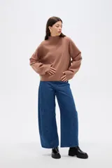 Sweater de viscosa color marrón, con cuello alto, diseño holgado y costura central vertical visible.