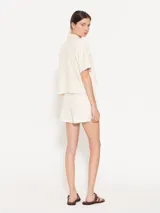 Short color crema de jacquard de toalla con diseño floral, cintura elástica y terminaciones delicadas.