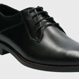 Zapato de vestir formal tipo derby, confeccionado en cuero vacuno con cordones al tono y suela de goma resistente.