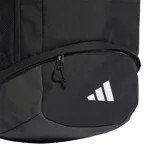 Mochila Adidas Tiro 23 negra con tres tiras blancas y logo de Adidas en blanco. Cuenta con correas acolchadas, compartimento para championes y está fabricada con materiales reciclados.