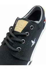 Calzado náutico azul marino con cordones oscuros, suela blanca de goma y detalle de logo bordado en el lateral. Cuenta con ojales metálicos y apliques en marrón claro.