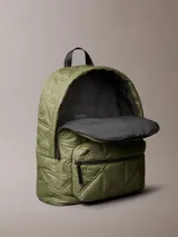 Mochila Calvin Klein de nailon color verde militar, con diseño acolchado y patrón de monograma integrado. Cuenta con cierre de cremallera doble, bolsillo delantero con cierre, tirantes ajustables y asa de mano superior.