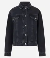 Campera de jeans de corte boxy, color azul medio lavado, con cuello, cierre frontal de botones, bolsillos con solapa y botones en el pecho, y recortes visibles.