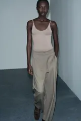 Camiseta de tirantes de corte slim fit, escote redondo y tirantes finos. Tejido de mezcla de viscosa con bajo recto.