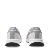 Championes urbanos New Balance modelo U370, en tonos gris y blanco. Presentan un diseño de estilo retro con exterior que combina paneles de gamuza y tejido textil, entresuela blanca y suela de goma negra con relieve en la puntera.