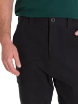 Pantalon cargo de corte recto, color negro, con bolsillos laterales tipo cargo con solapa y bolsillos traseros. Cuenta con cierre de cremallera y etiqueta de la marca en el bolsillo posterior.