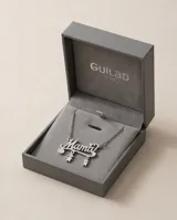 Collar de acero quirúrgico con dije personalizado que incluye la palabra 'Mamá' en tipografía cursiva.