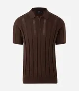 Camisa de punto color marrón con textura acanalada y perforaciones. Presenta cuello polo con cierre de cremallera frontal y mangas cortas.