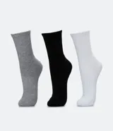 Kit de tres pares de medias deportivas de caña alta, color gris, negro y blanco, con suela de toalla.