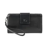 Billetera negra de cuero sintético con solapa y cierre. Cuenta con un botón a presión y un cierre principal. Tiene herrajes plateados y un logo metálico de "XL" en la solapa. Incluye una correa de muñeca desmontable.