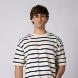 Remera tejida de manga corta en hilado 100% algodón, con diseño de rayas horizontales en color marrón y blanco, cuello redondo y calce relaxed.
