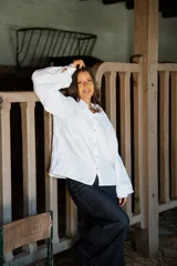 Camisa de lino de corte relajado y silueta holgada, con cuello clásico y cierre frontal de botones forrados en lino a rayas. Presenta mangas largas con puños amplios.