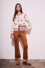 Blusa blanca con bordado de cachemir en negro, corte oversize y mangas acampanadas.