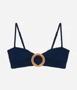 Top de bikini bandeau azul marino confeccionado en microfibra texturizada, con tirantes finos regulables y removibles. Cuenta con un aplique redondo de paja en el centro del busto y copas extraíbles.