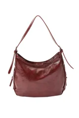 Cartera tipo hobo de poliuretano símil cuero color negro, con diseño slouchy y múltiples bolsillos frontales con cierre y tachas metálicas decorativas. Cuenta con correa ajustable para el hombro y detalles de tiras colgantes en los cierres.
