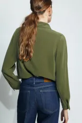 Camisa de manga larga confeccionada en mezcla de modal, con cuello solapa y cierre frontal de botones.