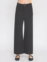 Pantalón wide leg negro de tiro alto, con pretina con pasadores, botón y cierre. Incluye bolsillos en la parte delantera y trasera.
