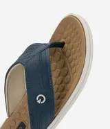 Ojotas Cartago para hombre con tiras anchas de color azul marino y plantilla texturizada color tostado. Presentan diseño ergonómico con logo de la marca en la tira y en la base.