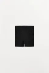 Shorts de tiro alto confeccionado en mezcla de poliamida, con diseño seamless y detalles laterales de encaje semitransparente.