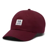 Gorra de béisbol unisex color bordó con diseño desestructurado. Presenta un parche frontal rectangular con el logo de la marca y un oso estampado. Cuenta con visera curva y cierre posterior de velcro.