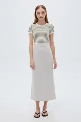 Falda midi color gris claro, de corte recto y tiro alto, confeccionada en viscosa.
