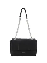 Cartera de hombro color negro con diseño estructurado, solapa frontal y correa de cadena metálica plateada. Incluye el logo de la marca grabado en la parte inferior.