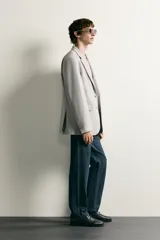 Blazer regular fit azul marino confeccionado en tejido con elasticidad, con cuello de solapas de muesca, cierre frontal con botones y bolsillos con solapa en la cadera.