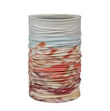 Cuello polar reversible de doble capa, diseñado para ofrecer aislamiento térmico y protección contra el frío. Presenta un estampado abstracto en tonos beige, rosa y rojizos.